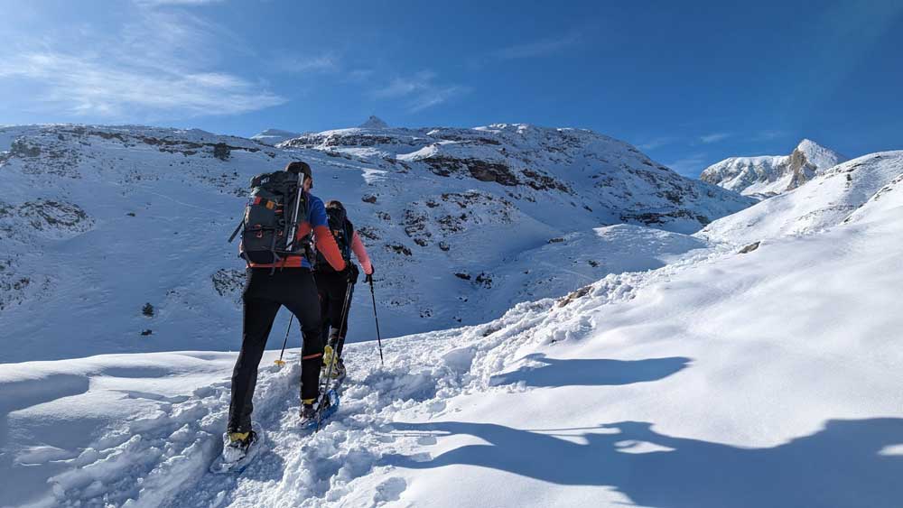 Las mejores rutas de raquetas de nieve en Andalucía